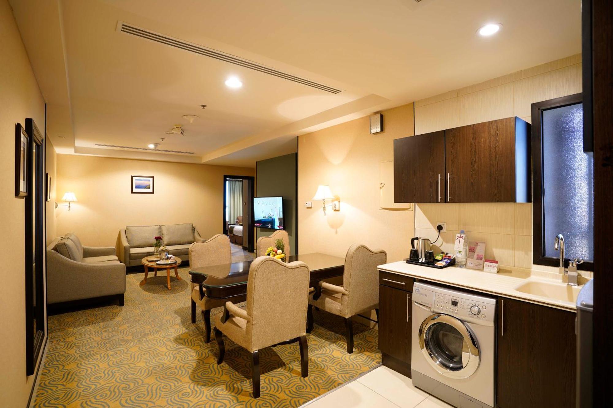 טאיף Awaliv International Hotel חדר תמונה A suite at the hotel