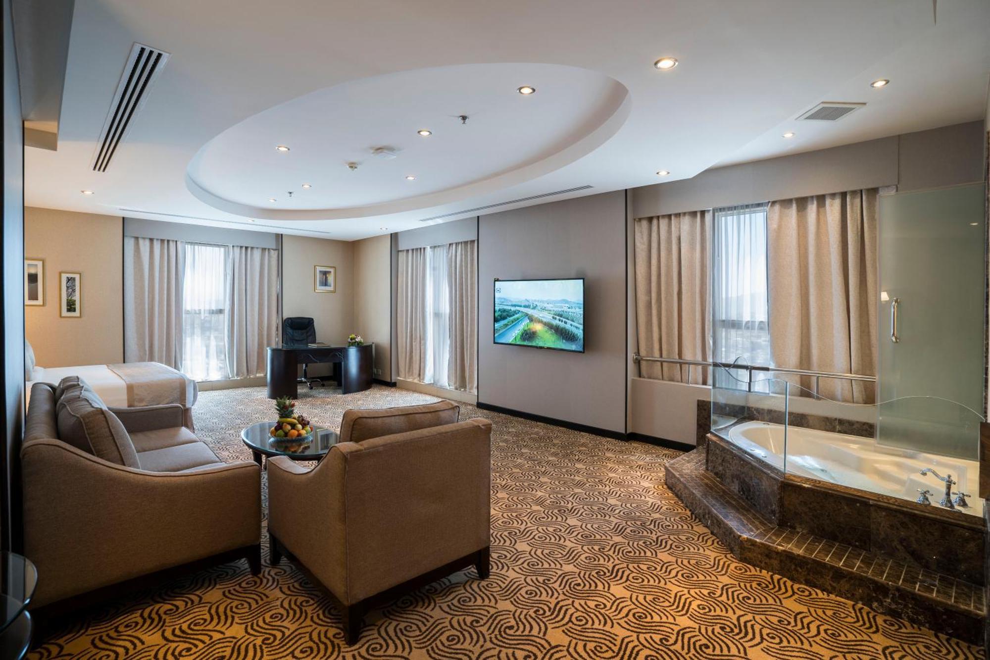 טאיף Awaliv International Hotel חדר תמונה A suite at the hotel