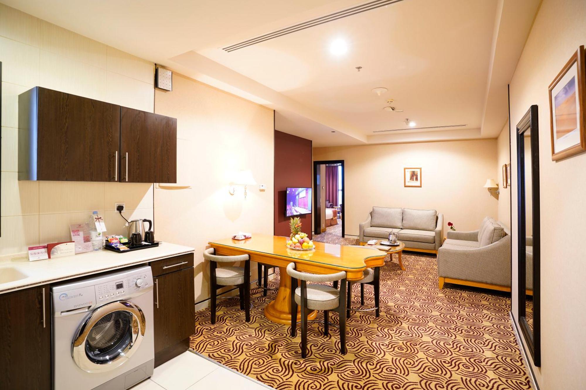 טאיף Awaliv International Hotel חדר תמונה A suite at the hotel