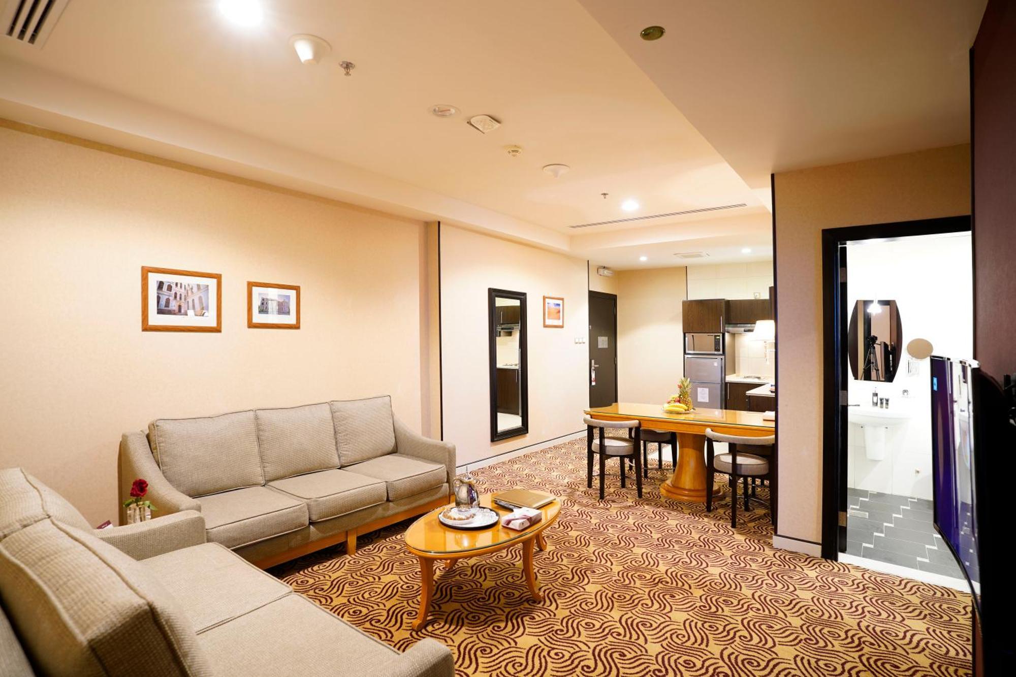 טאיף Awaliv International Hotel חדר תמונה A suite at the hotel