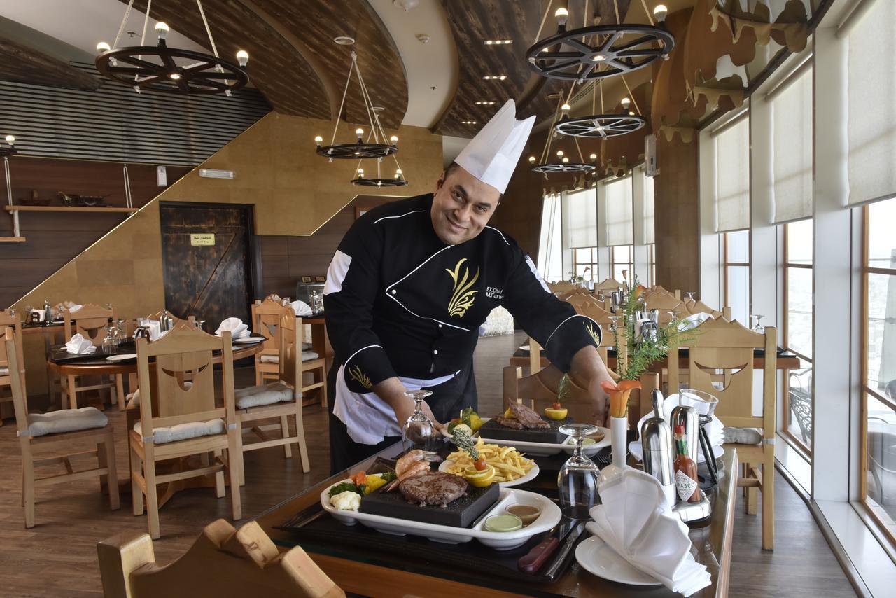 טאיף Awaliv International Hotel מראה חיצוני תמונה A chef at work