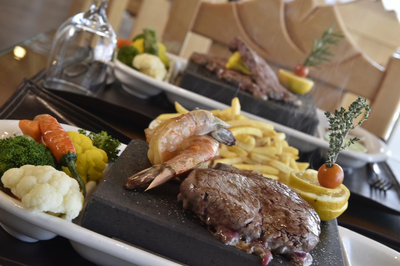 טאיף Awaliv International Hotel מראה חיצוני תמונה A steak and shrimp dinner
